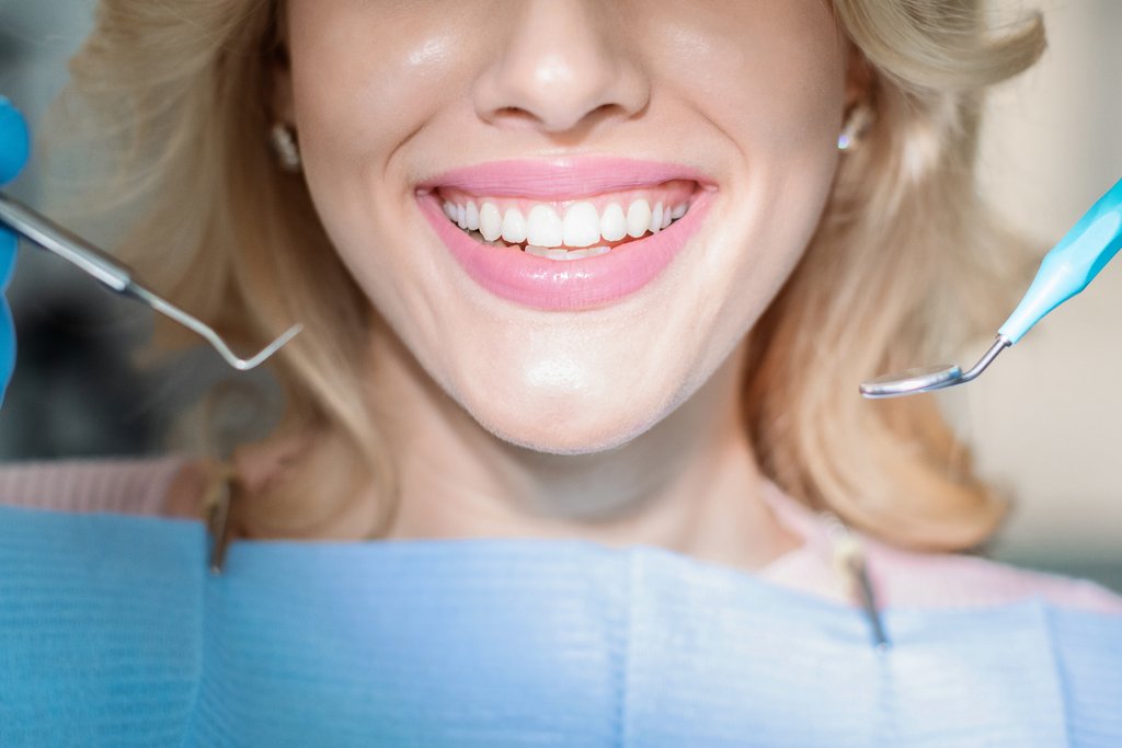 Dental checkup for tooth sensitivity at Aqua Dentistry